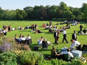 Traditionelles Picknick beim Glyndebourne Festival